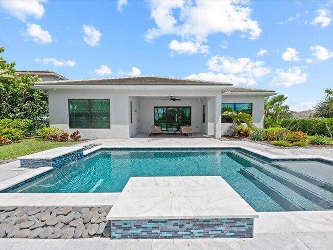 Building Photo - 5577 St Armands Way