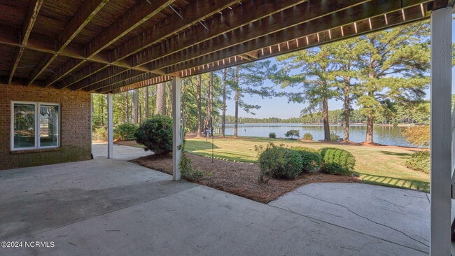 Building Photo - 11 Whisper Lake Dr