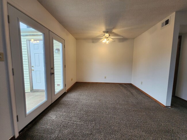 Building Photo - Cute 3 bedroom Townhome in Shawnee!