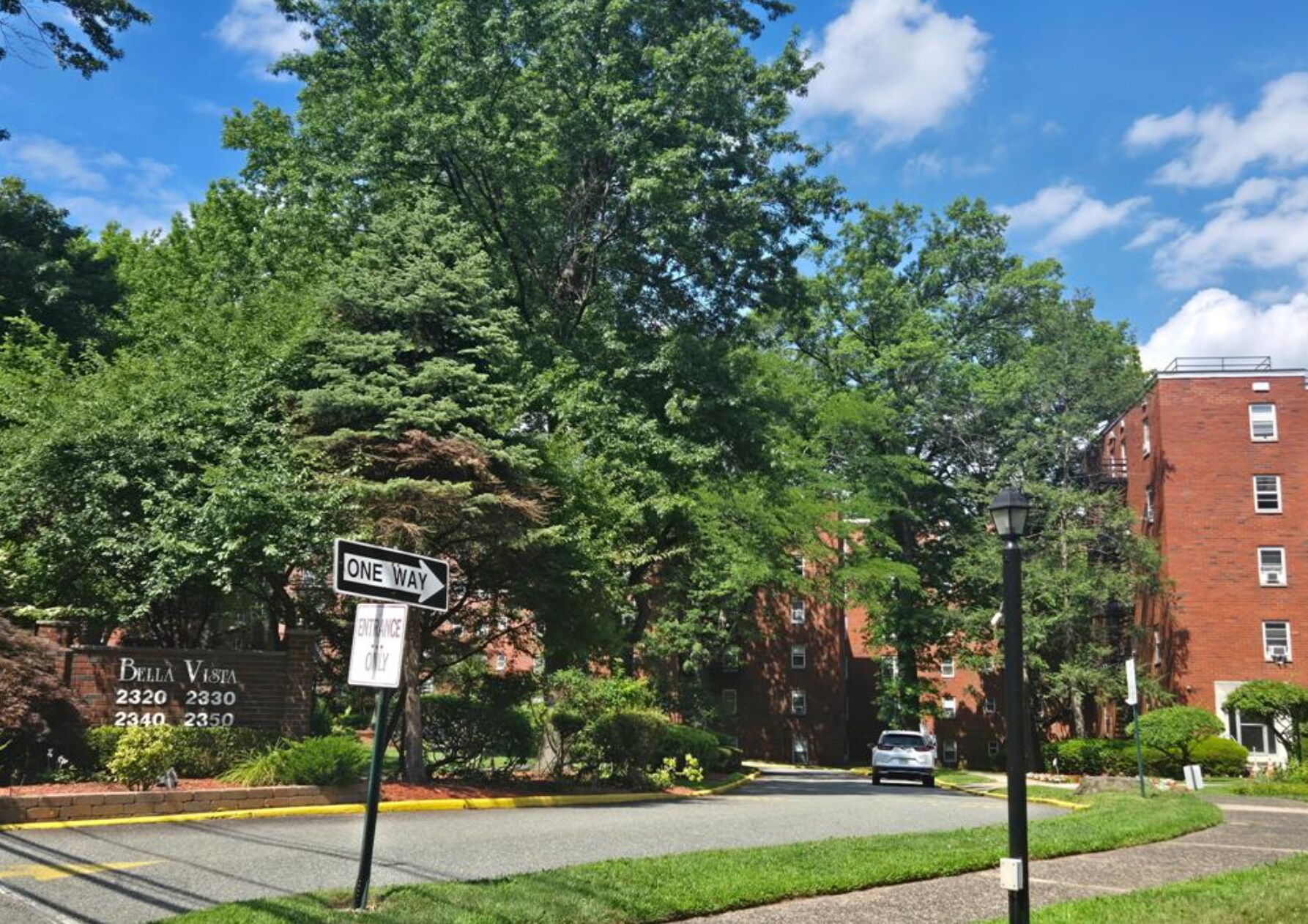 Building Photo - 2330 Linwood Ave