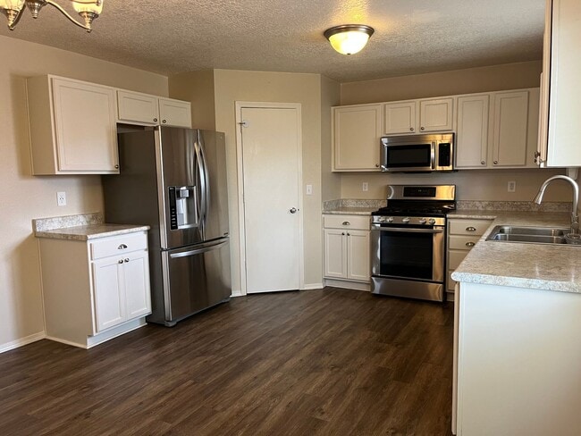 Building Photo - Fabulous 3 Bedroom Rental