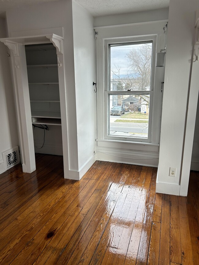 Building Photo - 527 Virginia Ave