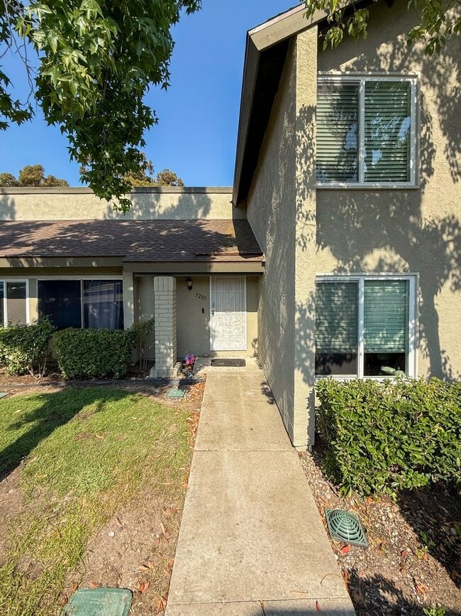 Primary Photo - Renovated 3 Bedroom, 2 Bath Townhome with ...