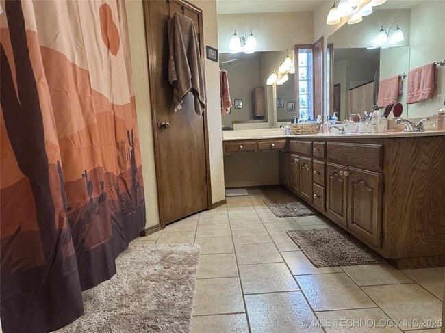 Building Photo - 14518 S Maple Ave