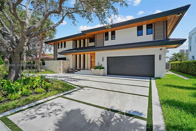 Building Photo - 3343 NE 166th St