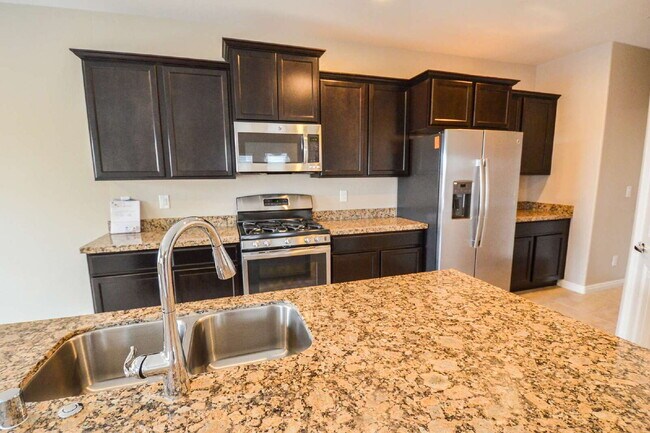 Building Photo - "Spacious 4-Bedroom Retreat with 2.5 Baths in Vibrant Las Vegas Locale!"