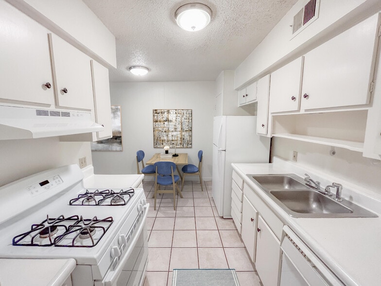 Bright kitchen with new tile - 2802 Westhill Dr