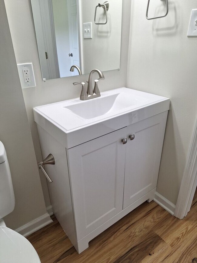 Building Photo - Duplex located in the heart of Oak Ridge.