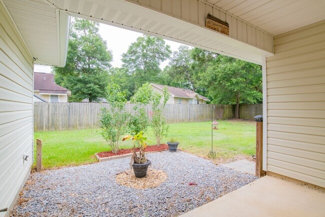 Building Photo - Centrally located 3 bedroom home