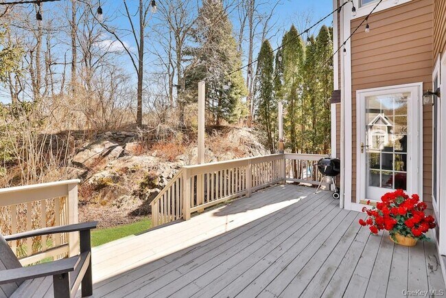 Building Photo - 8 Caruso Pl