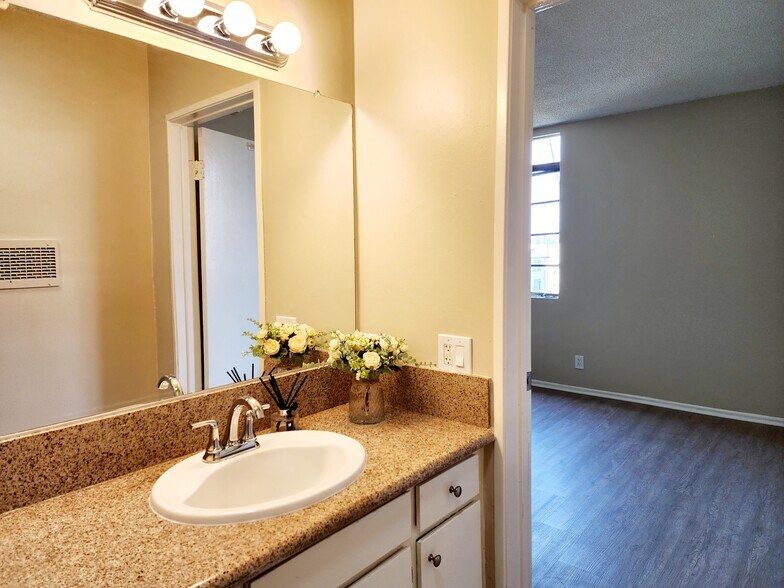 Building Photo - 456 S Harvard Blvd