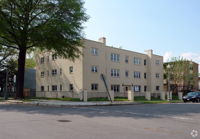 Building Photo - 1023 14th St SE