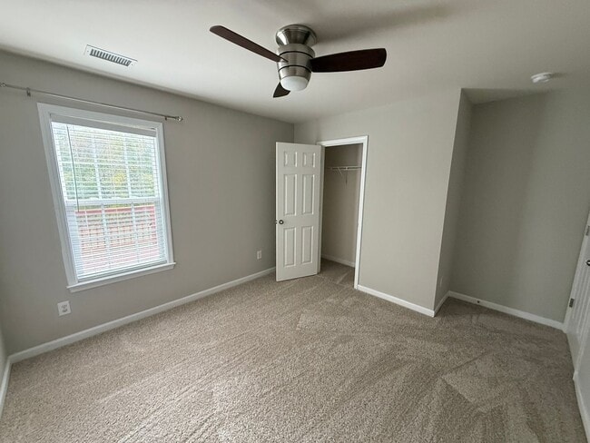 Building Photo - Spacious 5-Bedroom, 3-Bath Home with Exceptional Outdoor Living