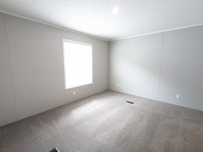 Building Photo - 46000 Geddes Rd