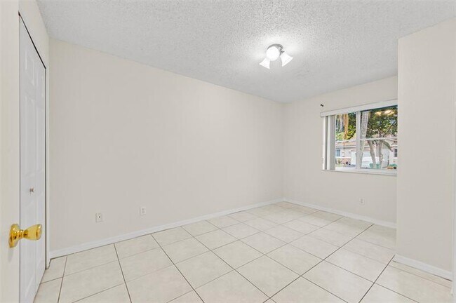 Building Photo - 11424 SW 17th Ct