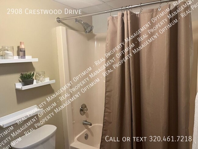 Building Photo - 2908 Crestwood Dr NE