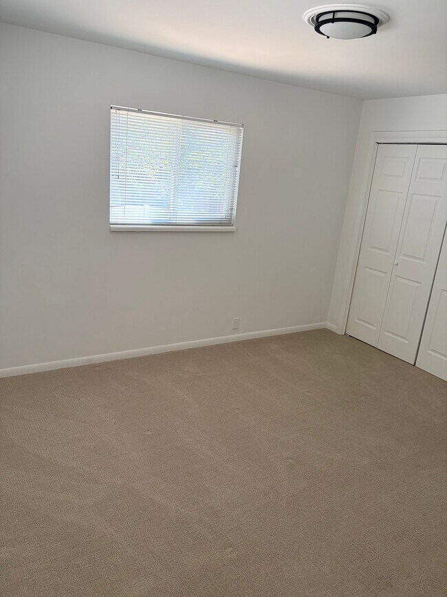 Building Photo - 2258 Claybourne Ave S