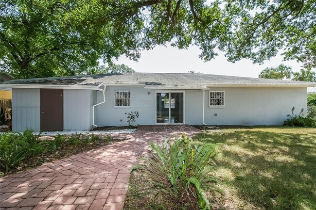 Building Photo - 804 Greenbriar Dr