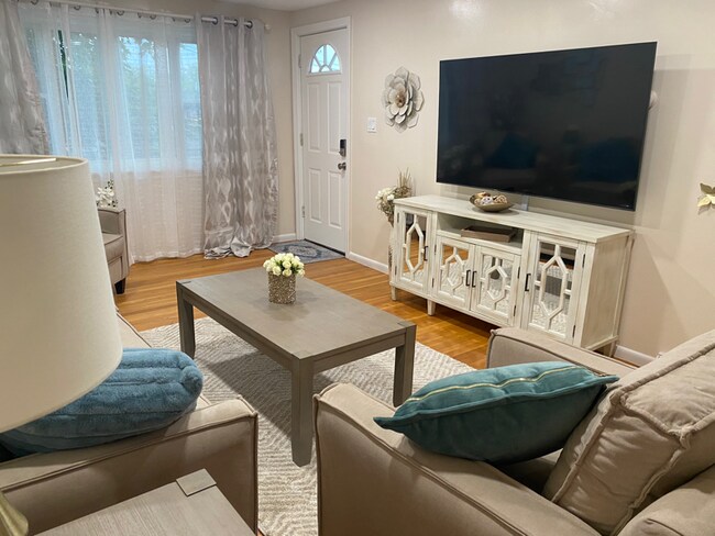 Building Photo - 36 Meshaka St