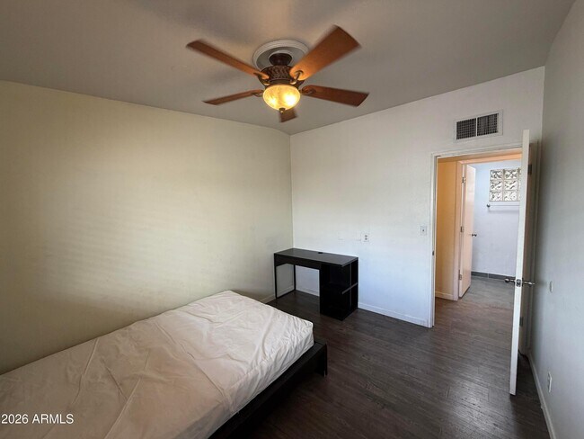 Building Photo - 717 E Granada Dr