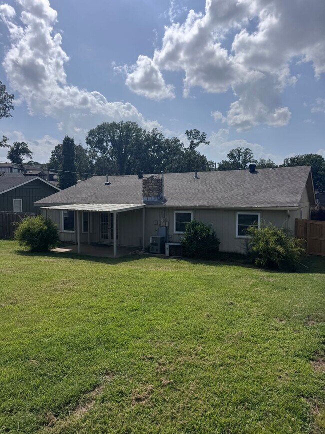 Building Photo - 1115 Briar Creek Rd
