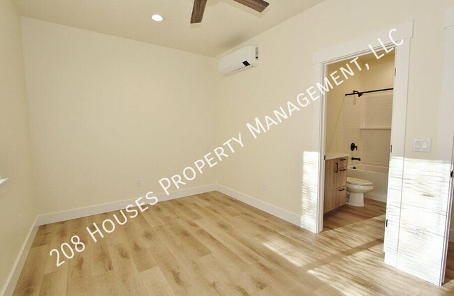 Building Photo - Immaculate Apartment w/2 Master Suites *75...