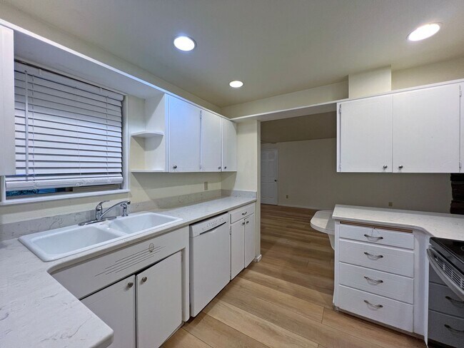 Building Photo - 4 bedroom 2.05 bath rambler on Kent's East...