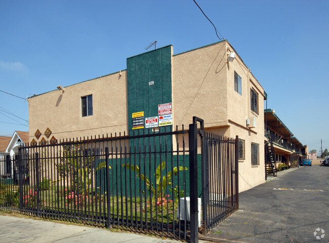 Building Photo - 609 W 94th St