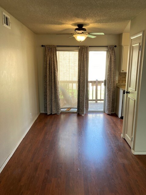Dining area - 4715 SE Adams Blvd