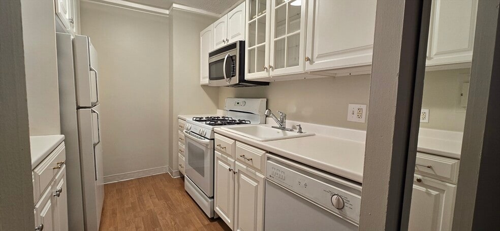 Building Photo - 33 Pond Ave