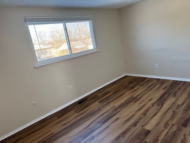 Building Photo - 4 Bedroom, 1.5 Bath Single Family Home Hil...