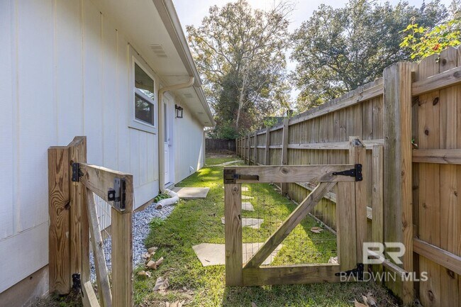 Building Photo - 558 Bellangee Ave