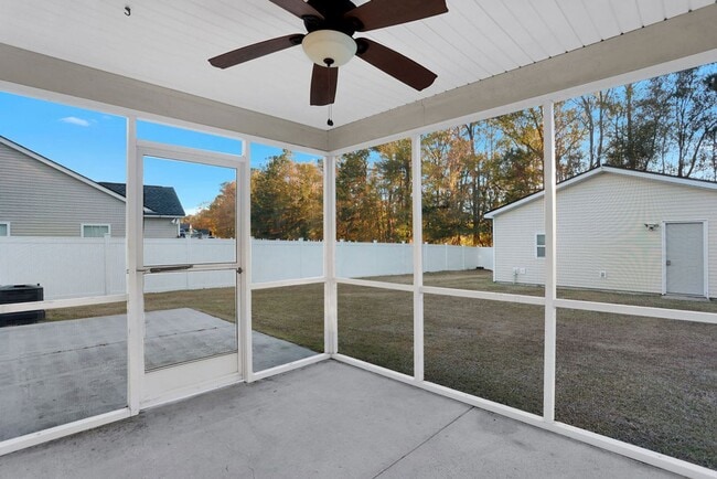 Building Photo - 3 bedroom 2 1/2 bath with loft