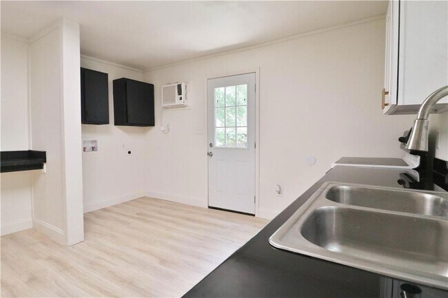 Building Photo - 61325 Holly Dr