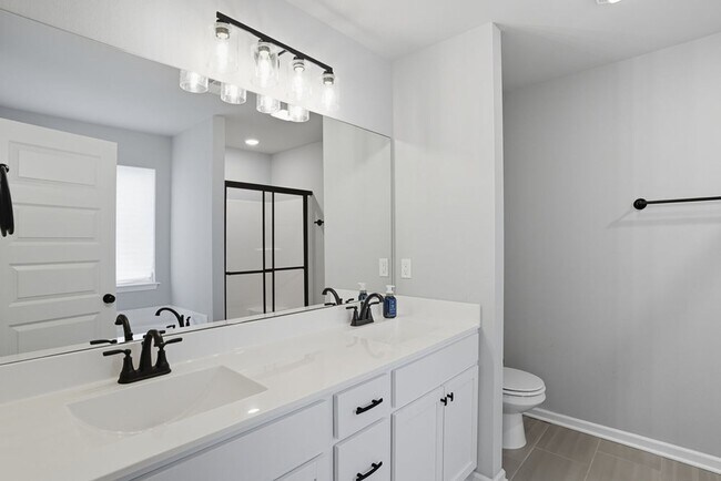 Building Photo - Like new, Move in Ready.