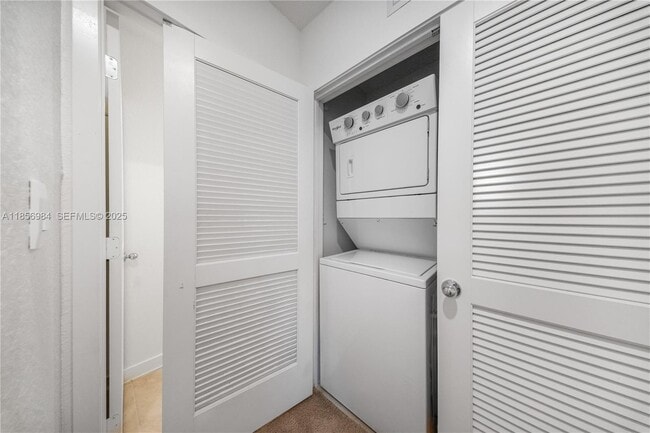 Building Photo - 425 NE 1st Ave