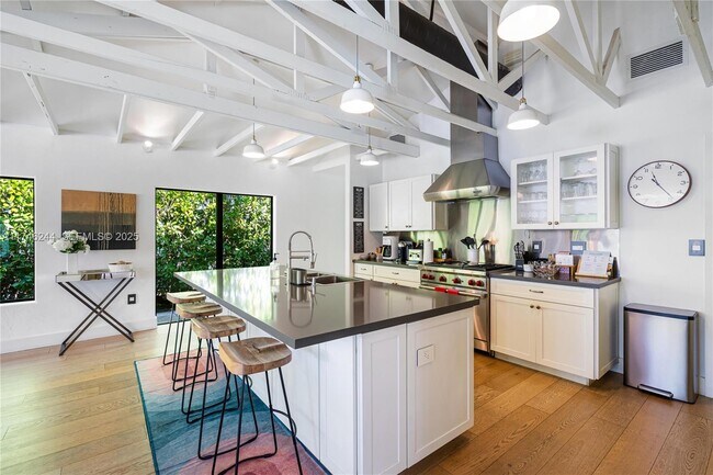 Building Photo - 524 Oleander Dr