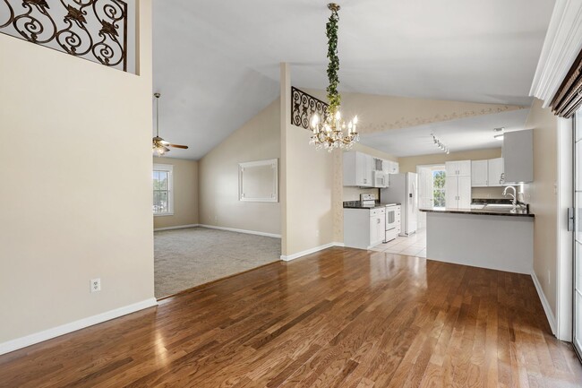 Building Photo - Spacious 3 Bedroom Home Near Downtown Gree...