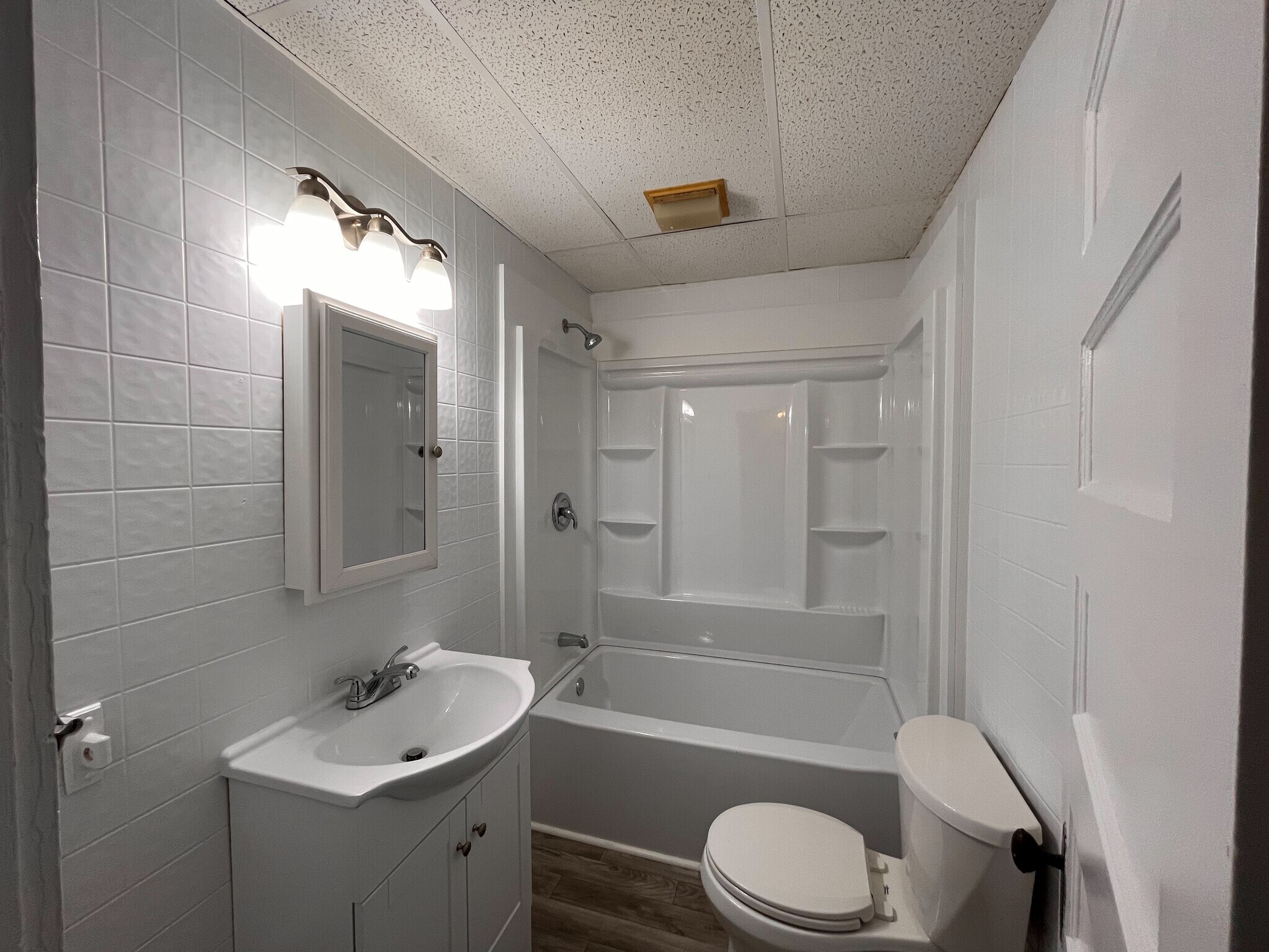 Full Bath - 82 Park Ave