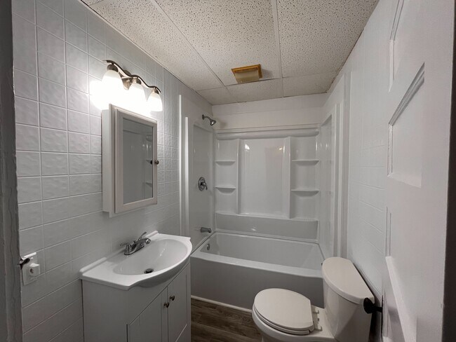 Full Bath - 82 Park Ave