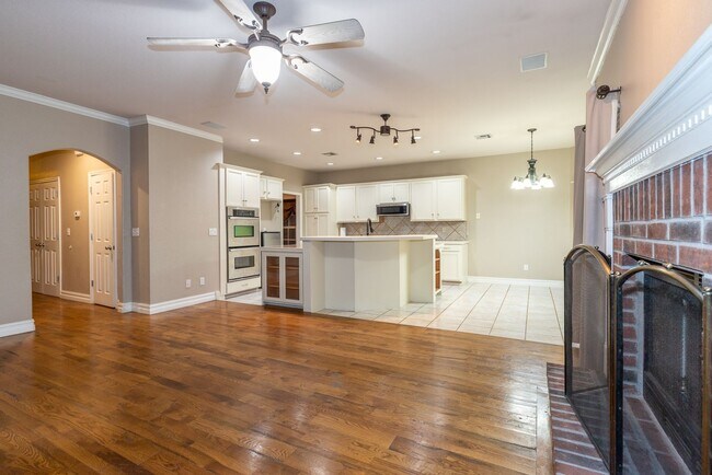 Building Photo - 5 Bed / 2.5 Bath in South Tulsa!