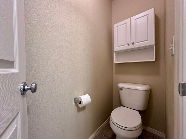 Building Photo - 1/2 off first months rent!! | Modern Comfort Meets Convenience in Beaverton Townhouse 2 Bed 2.5 B...