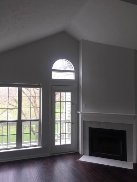 Great room with wood burning fireplace - 7695 Harbour Is