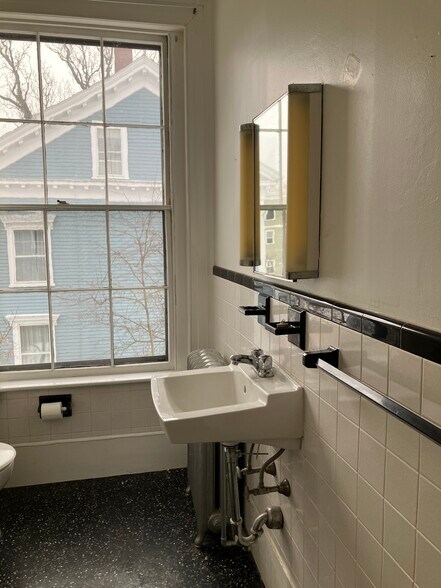 Building Photo - 31 Pleasant St