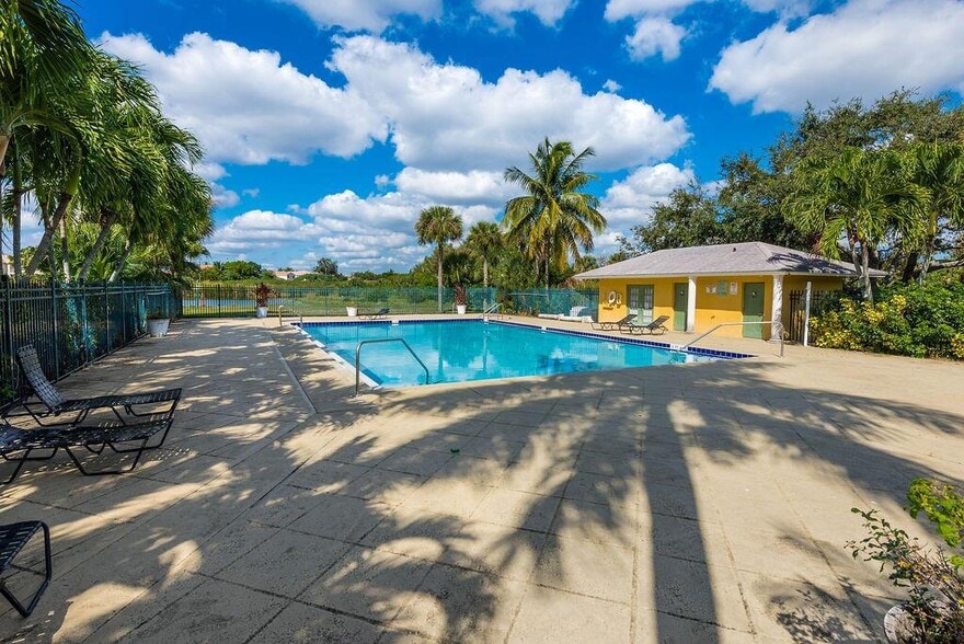 Building Photo - 1529 Meadows Cir W