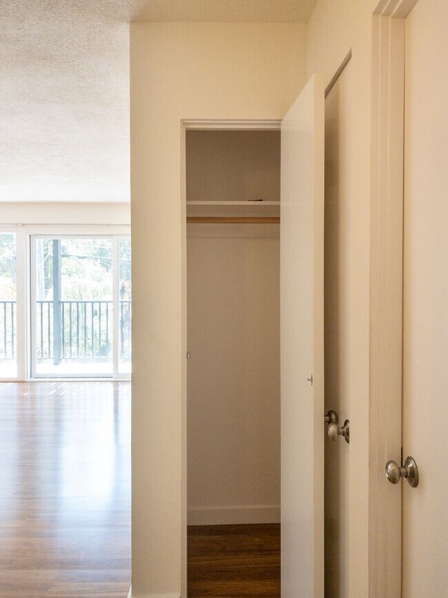 Building Photo - Tranquil 1BR/1BA Updated Unit! Tam Valley!...
