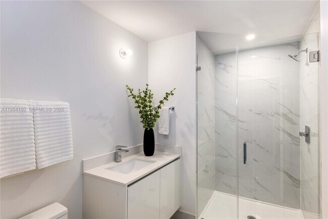 Building Photo - 700 NE 24th St