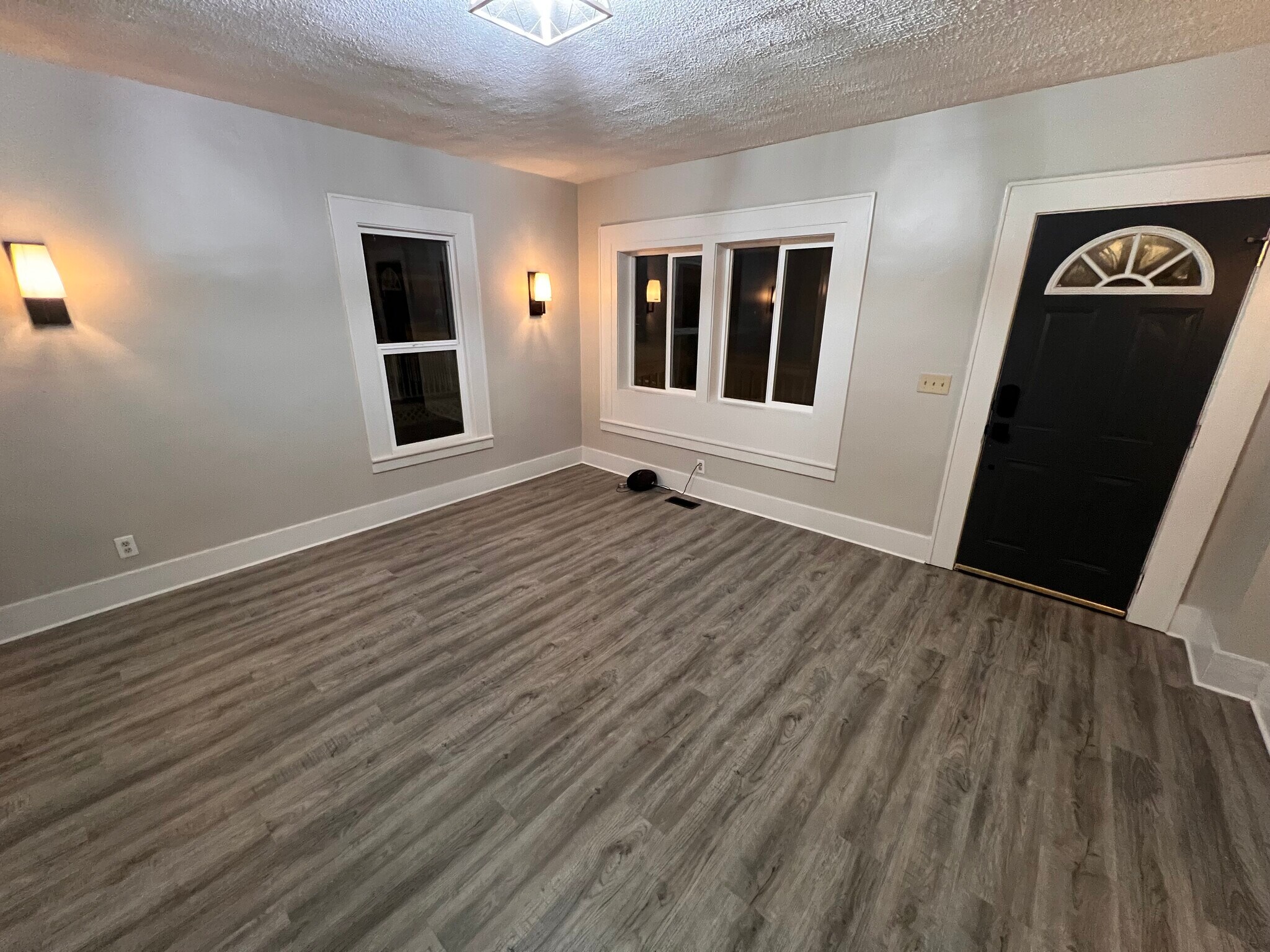 Building Photo - 1410 Center St