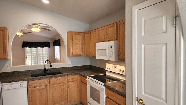 Building Photo - 3 Bedroom Home in Westbank Estates Near E ...