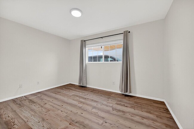 Building Photo - Remodeled spacious 2 bedroom, 1 bathroom unit now available!